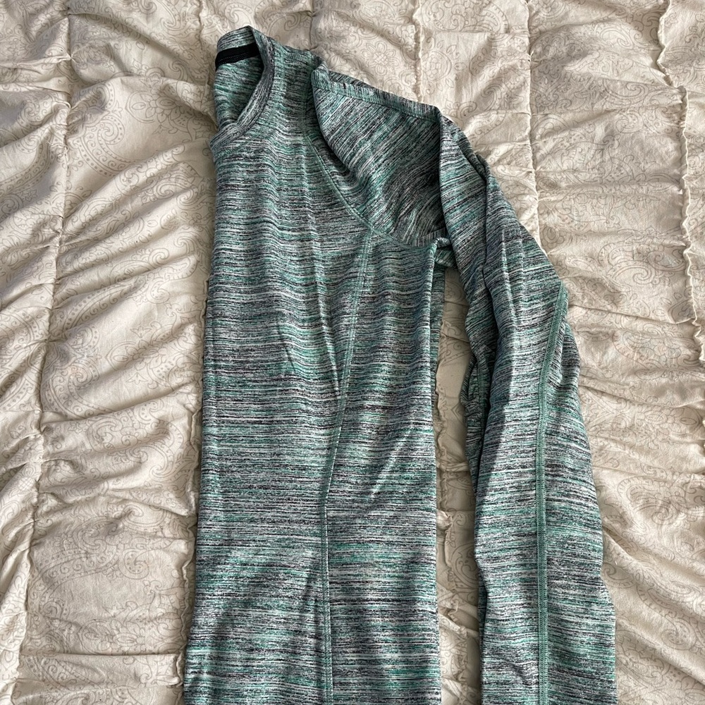 Lululemon women size 6 Runderful pullover